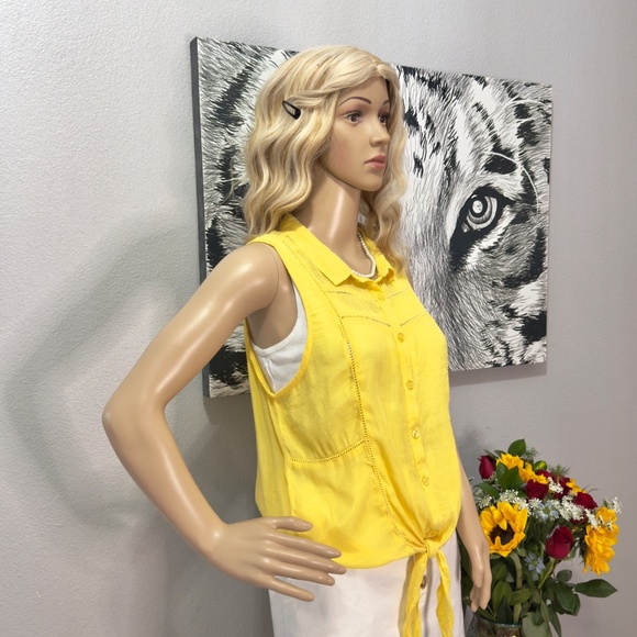 Yellow Sleeveless Blouse - Picture 3 of 4
